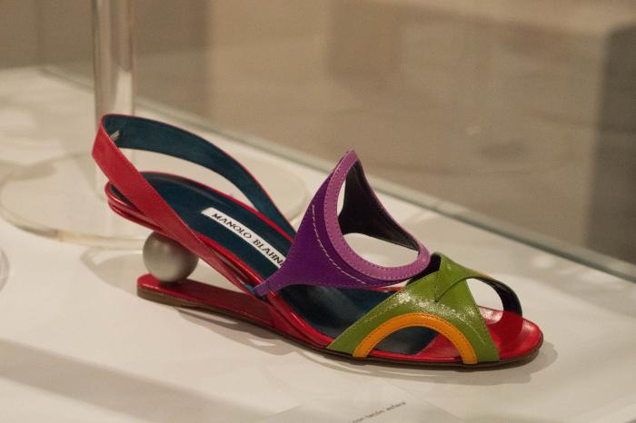 Los 212 zapatos que pisan fuerte en la exposición de Manolo Blahnik en Madrid