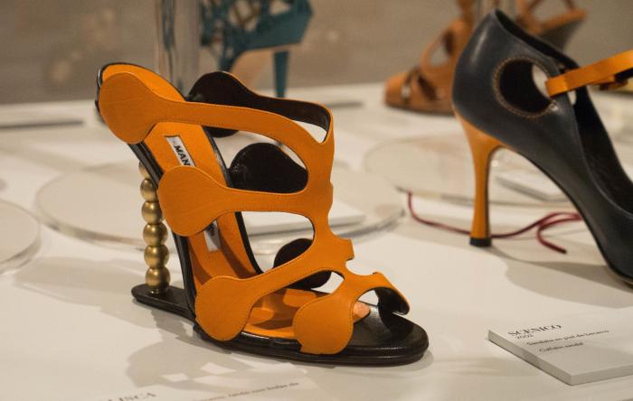 Los 212 zapatos que pisan fuerte en la exposición de Manolo Blahnik en Madrid