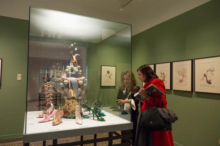 Los 212 zapatos que pisan fuerte en la exposición de Manolo Blahnik en Madrid