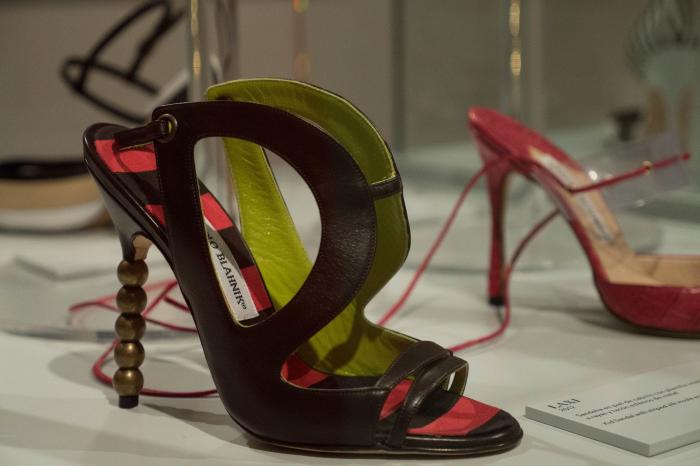 Los 212 zapatos que pisan fuerte en la exposición de Manolo Blahnik en Madrid