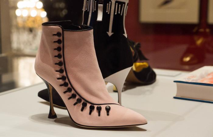 Los 212 zapatos que pisan fuerte en la exposición de Manolo Blahnik en Madrid