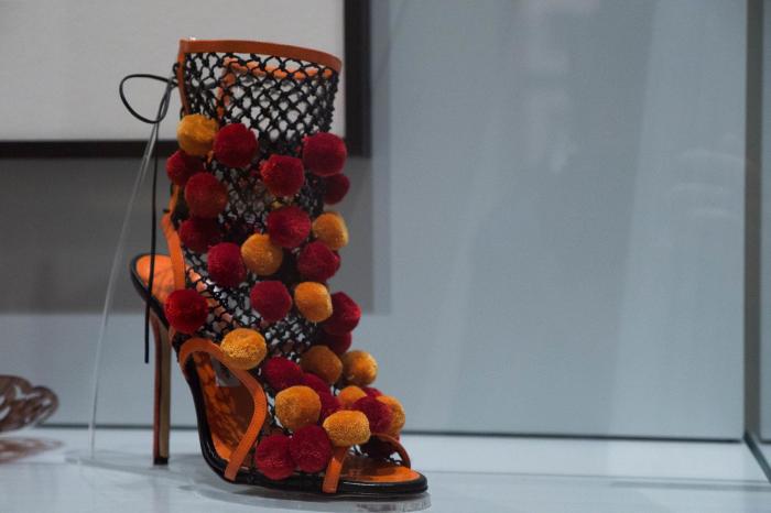 Los 212 zapatos que pisan fuerte en la exposición de Manolo Blahnik en Madrid