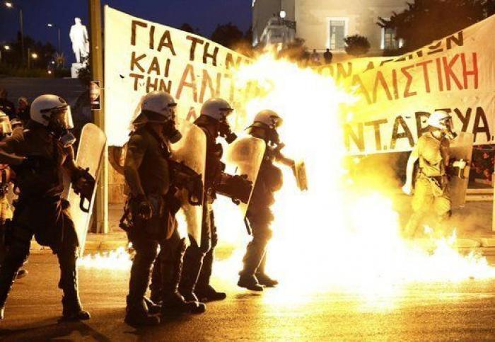 Miles de personas se manifiestan en Atenas contra las reformas