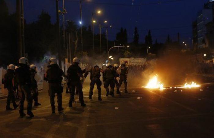 Miles de personas se manifiestan en Atenas contra las reformas