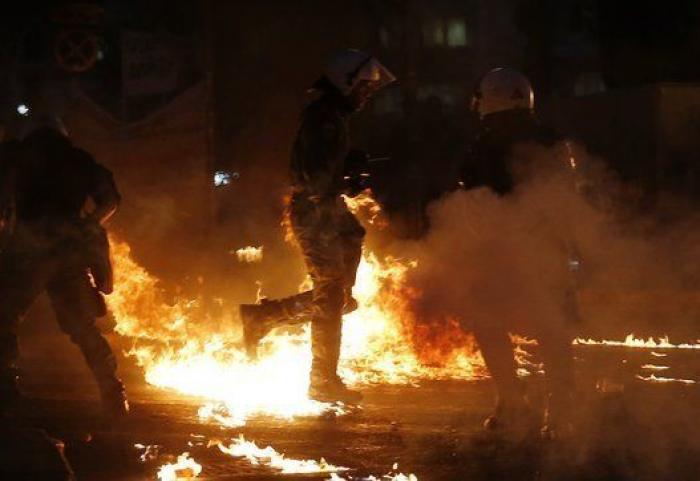 Miles de personas se manifiestan en Atenas contra las reformas