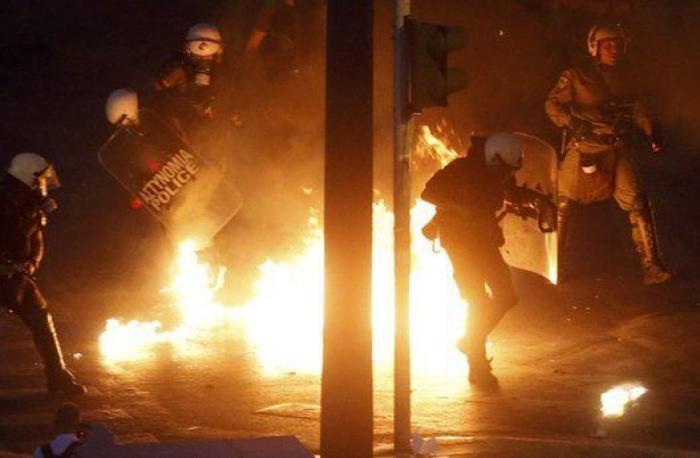 Miles de personas se manifiestan en Atenas contra las reformas