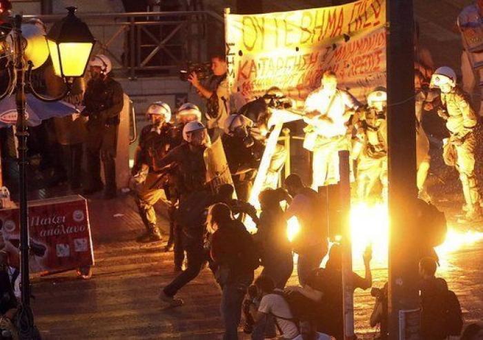 Miles de personas se manifiestan en Atenas contra las reformas