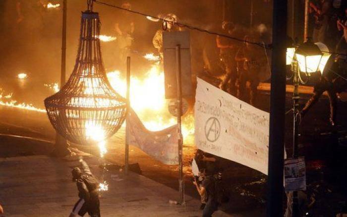 Miles de personas se manifiestan en Atenas contra las reformas