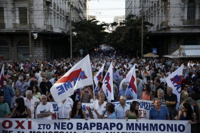 Miles de personas se manifiestan en Atenas contra las reformas