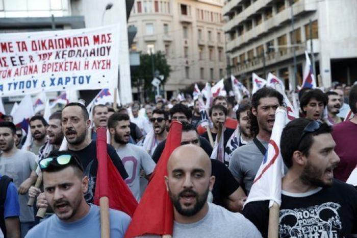 Miles de personas se manifiestan en Atenas contra las reformas