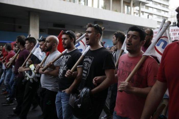 Miles de personas se manifiestan en Atenas contra las reformas