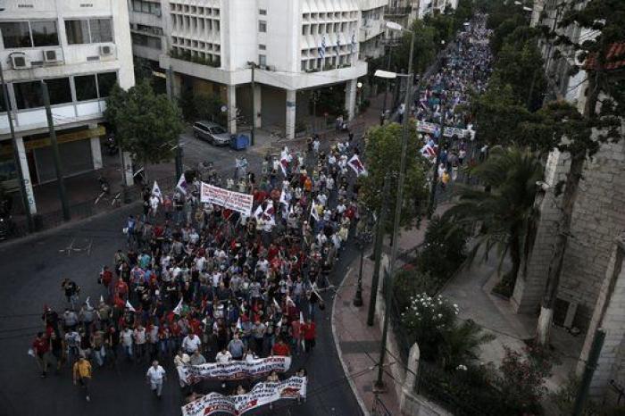 Miles de personas se manifiestan en Atenas contra las reformas