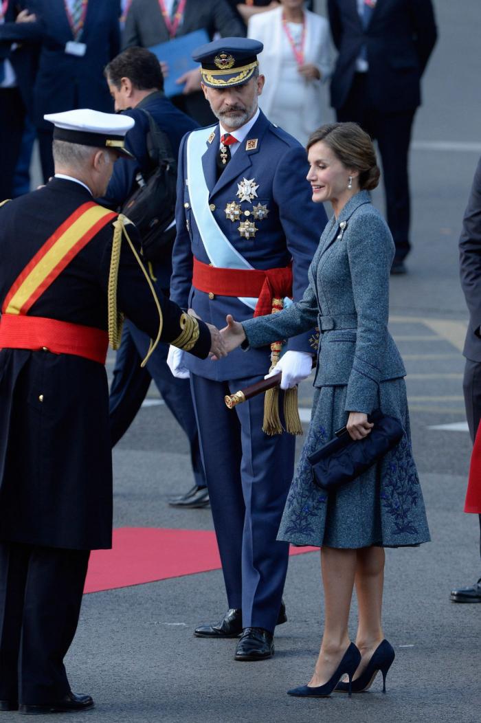 La reina Letizia apuesta por la sencillez y la elegancia en el desfile de la Hispanidad