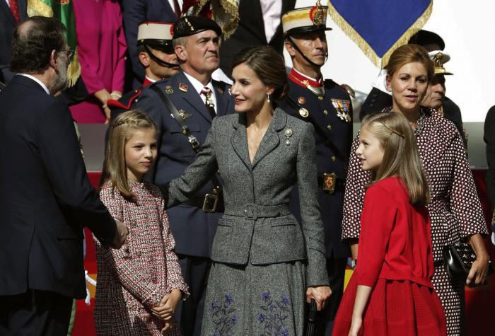 La reina Letizia apuesta por la sencillez y la elegancia en el desfile de la Hispanidad