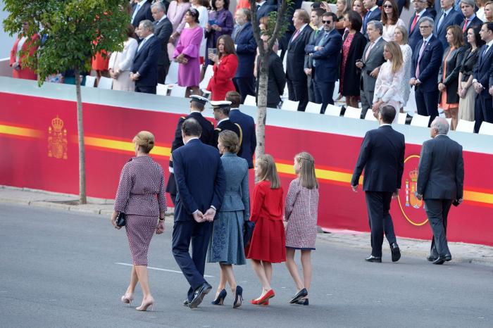 La reina Letizia apuesta por la sencillez y la elegancia en el desfile de la Hispanidad