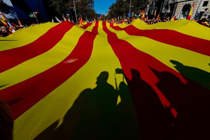 Miles de personas se manifiestan en Barcelona contra la independencia