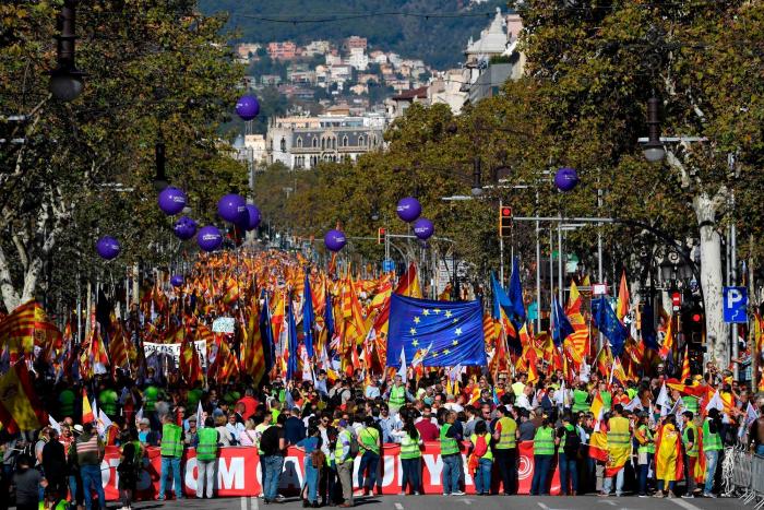 Miles de personas se manifiestan en Barcelona contra la independencia