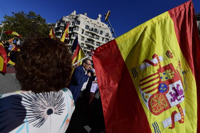 Miles de personas se manifiestan en Barcelona contra la independencia