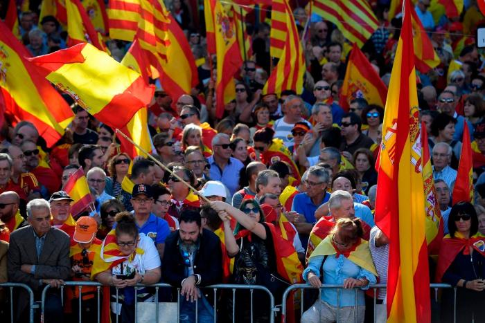 Miles de personas se manifiestan en Barcelona contra la independencia