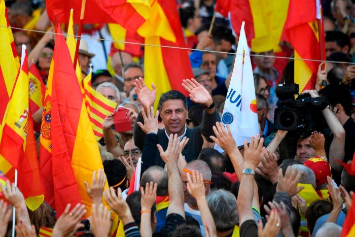 Miles de personas se manifiestan en Barcelona contra la independencia