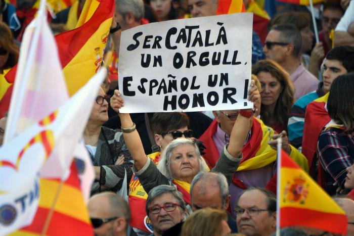 Miles de personas se manifiestan en Barcelona contra la independencia