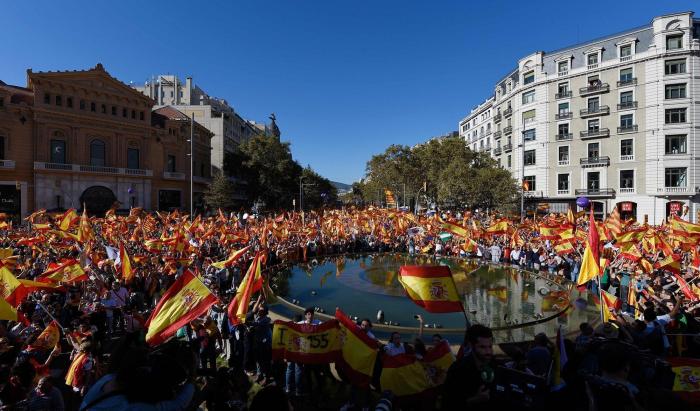 Miles de personas se manifiestan en Barcelona contra la independencia
