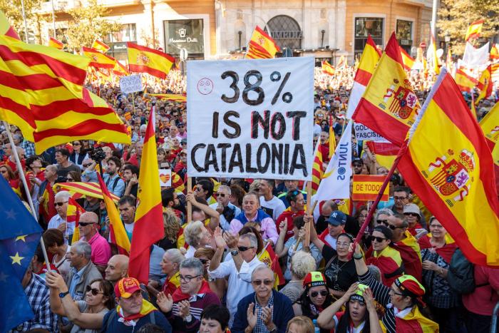 Miles de personas se manifiestan en Barcelona contra la independencia