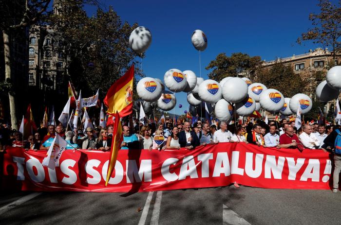 Miles de personas se manifiestan en Barcelona contra la independencia