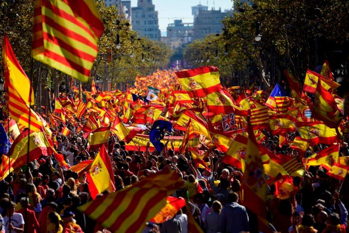 Miles de personas se manifiestan en Barcelona contra la independencia