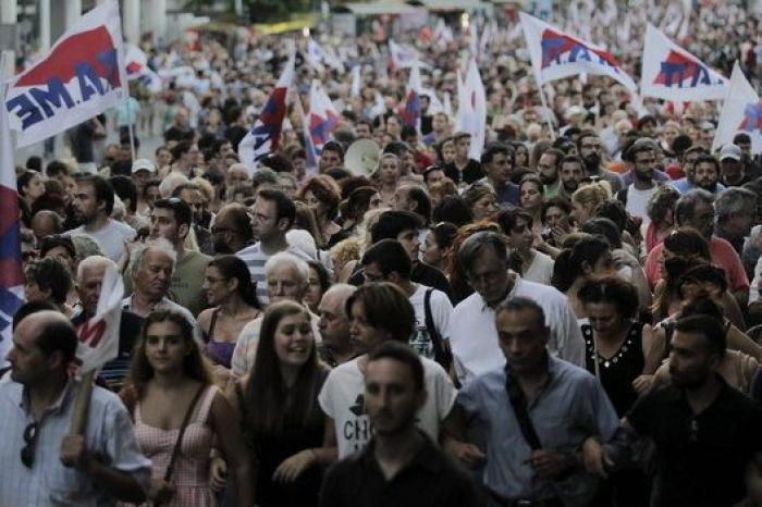 Tsipras llama a la unidad en Syriza y propone un congreso en septiembre