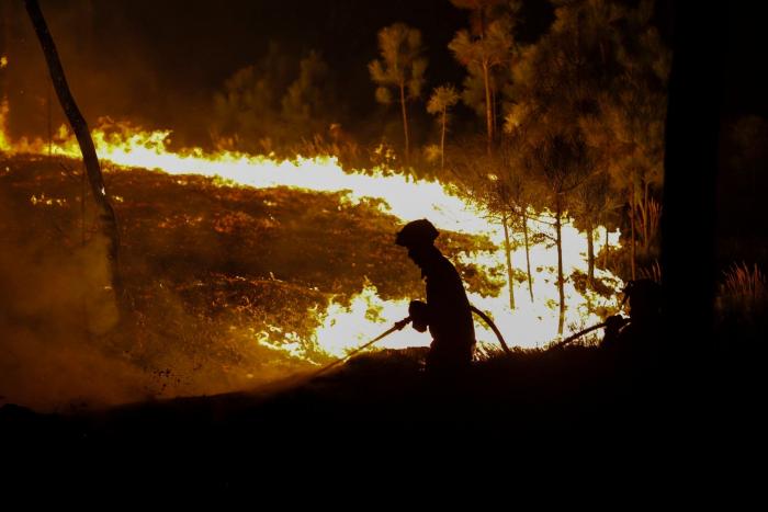El gobierno de Portugal supera una moción de censura por su gestión de los incendios