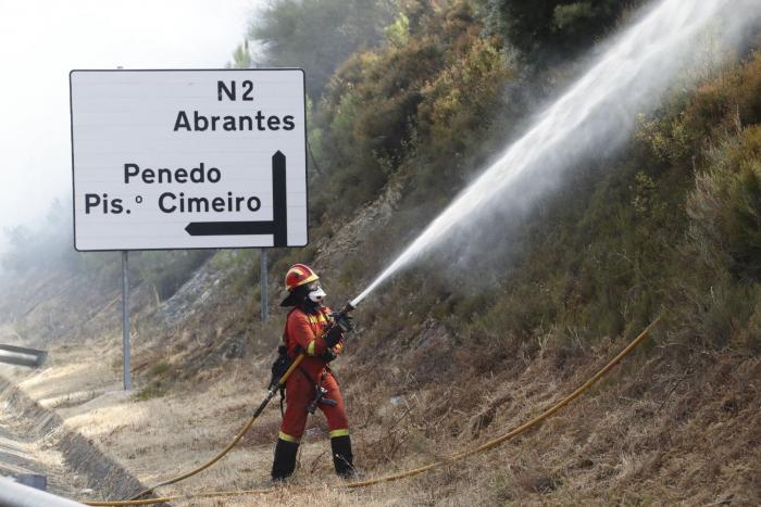 El gobierno de Portugal supera una moción de censura por su gestión de los incendios