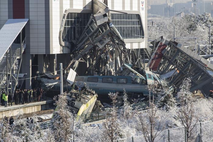 Al menos 7 muertos y 46 heridos al chocar un tren de alta velocidad en Ankara