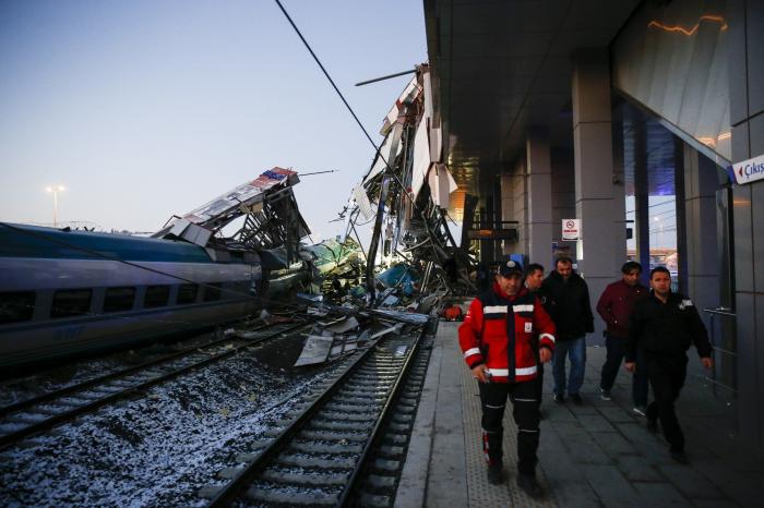 Al menos 7 muertos y 46 heridos al chocar un tren de alta velocidad en Ankara