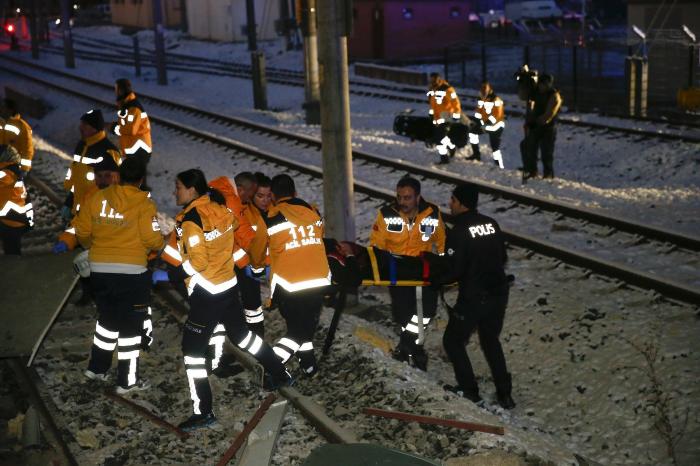 Al menos 7 muertos y 46 heridos al chocar un tren de alta velocidad en Ankara