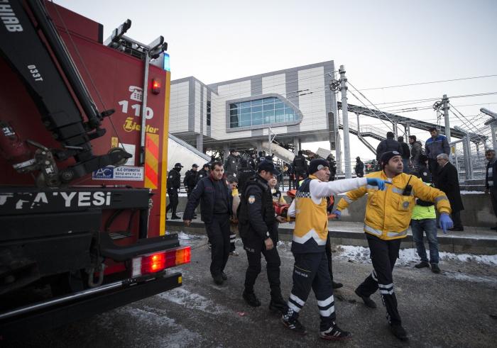 Al menos 7 muertos y 46 heridos al chocar un tren de alta velocidad en Ankara