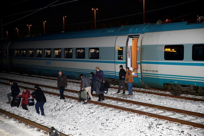 Al menos 7 muertos y 46 heridos al chocar un tren de alta velocidad en Ankara