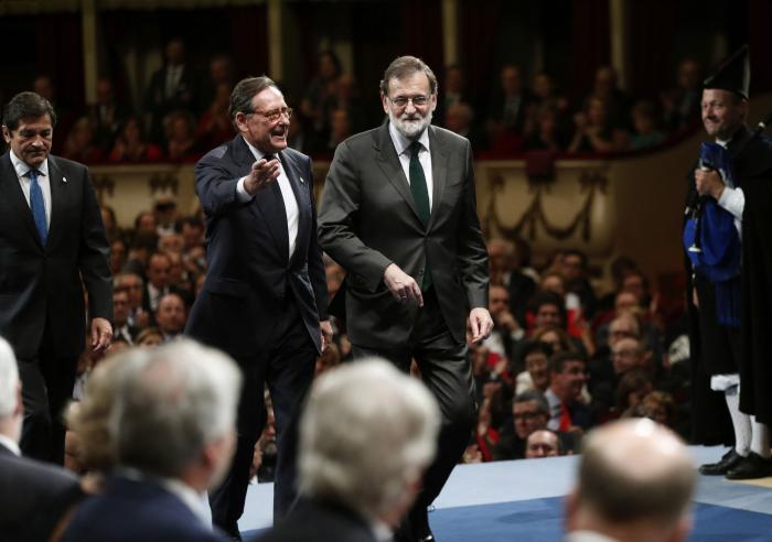 El mensaje de las corbatas verdes de Felipe VI y Mariano Rajoy en los Premios Princesa de Asturias 2017
