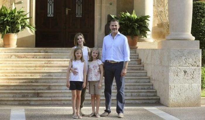 Foto de verano 2015: los reyes Felipe y Letizia y sus hijas posan en Marivent