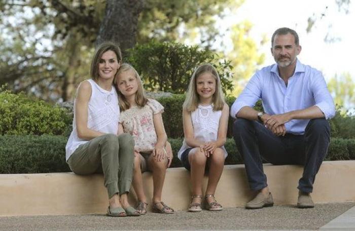 Foto de verano 2015: los reyes Felipe y Letizia y sus hijas posan en Marivent