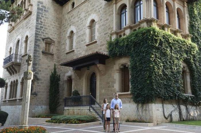 Foto de verano 2015: los reyes Felipe y Letizia y sus hijas posan en Marivent