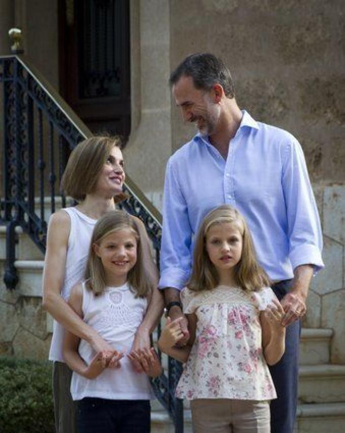 Foto de verano 2015: los reyes Felipe y Letizia y sus hijas posan en Marivent