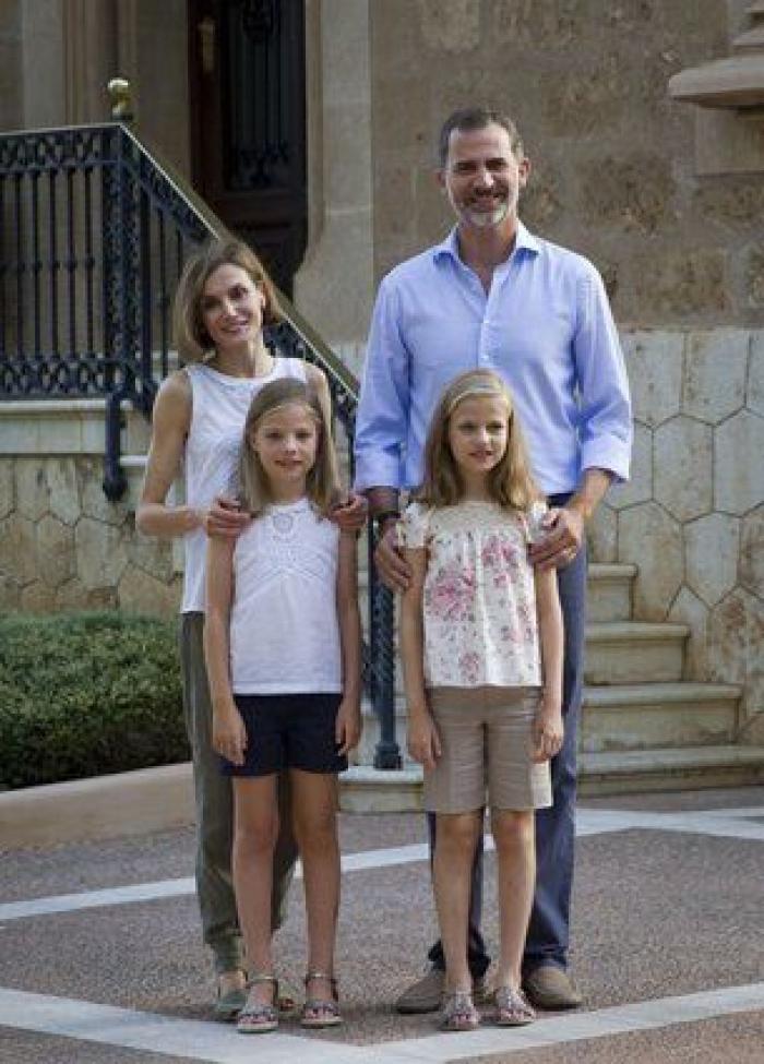 Foto de verano 2015: los reyes Felipe y Letizia y sus hijas posan en Marivent