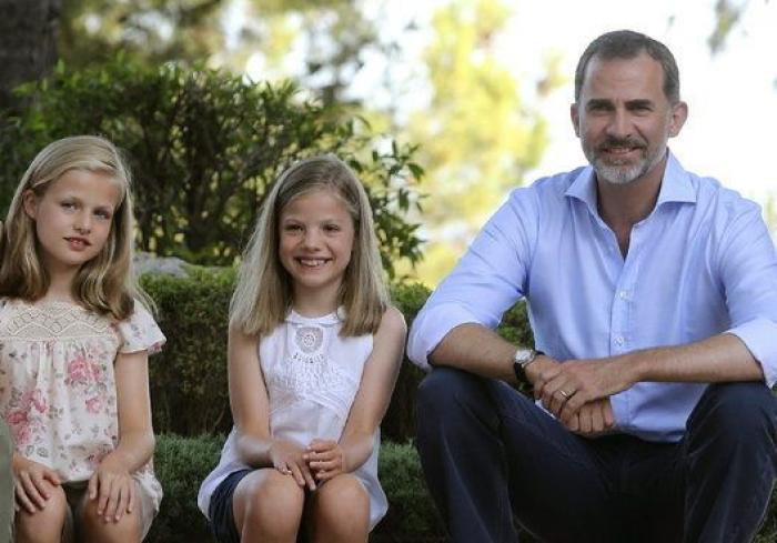 Foto de verano 2015: los reyes Felipe y Letizia y sus hijas posan en Marivent