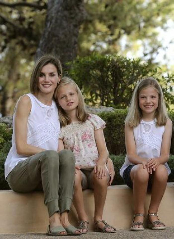 Foto de verano 2015: los reyes Felipe y Letizia y sus hijas posan en Marivent