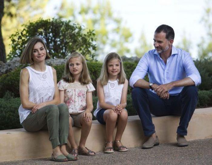 Foto de verano 2015: los reyes Felipe y Letizia y sus hijas posan en Marivent