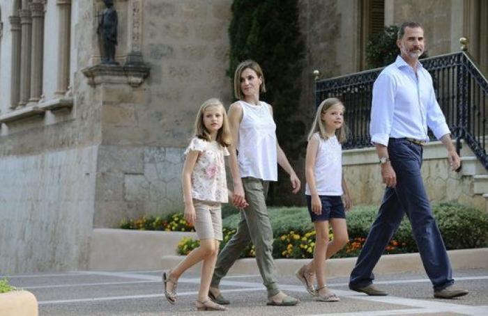 Foto de verano 2015: los reyes Felipe y Letizia y sus hijas posan en Marivent