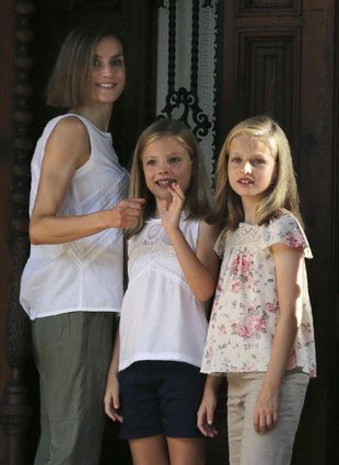 Foto de verano 2015: los reyes Felipe y Letizia y sus hijas posan en Marivent