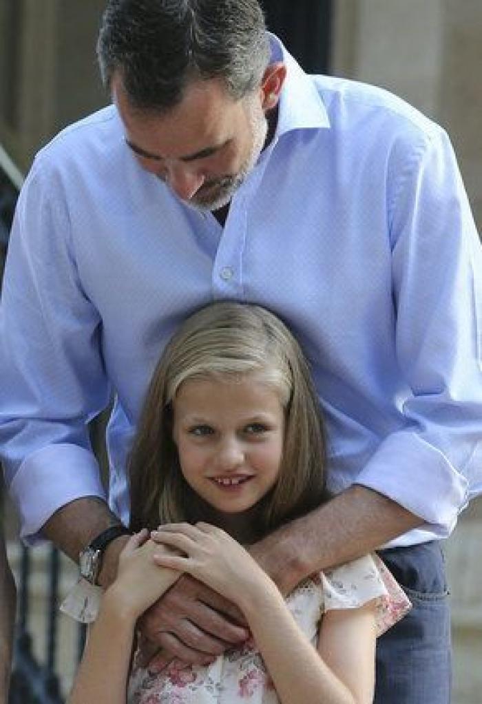 Foto de verano 2015: los reyes Felipe y Letizia y sus hijas posan en Marivent