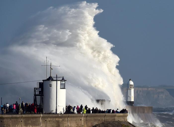 Las espectaculares imágenes que ha dejado el huracán Ophelia a su paso por Irlanda y Reino Unido